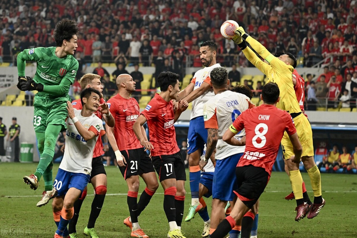 现场观众见证足球比赛的激烈竞争(足球比赛的现场报道) 现场观众见证足球比赛的激烈竞争(足球比赛的现场报道)